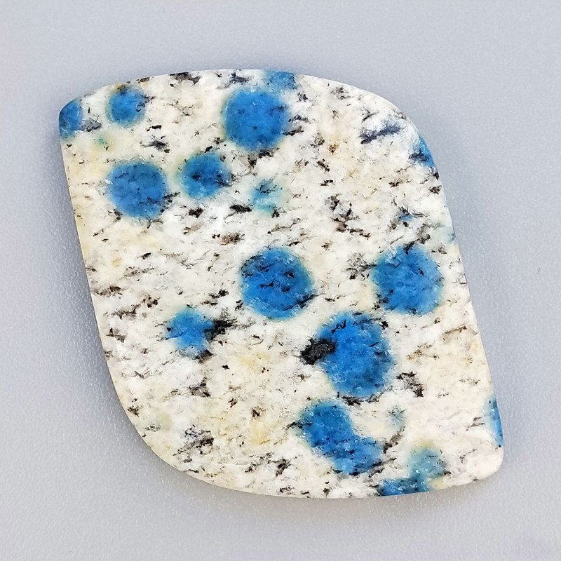 K2 'Raindrop Azurite' Naturale Forma Fantasia Piatto Cabochon Liscio Fatto a Mano 44X29X4mm 9,40gm 1pz