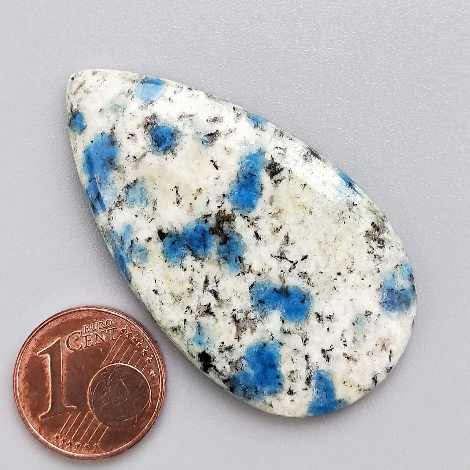 K2 'Raindrop Azurite' Naturale Forma Goccia Piatto Cabochon Liscio Fatto a Mano 45X25mm 9,04gm 1pz