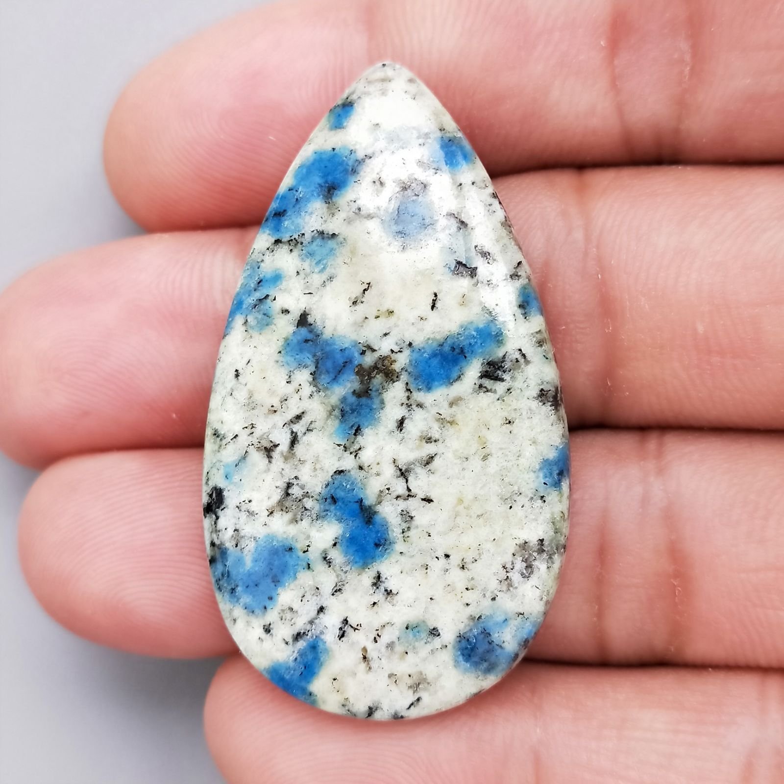 K2 'Raindrop Azurite' Naturale Forma Goccia Piatto Cabochon Liscio Fatto a Mano 45X25mm 9,04gm 1pz