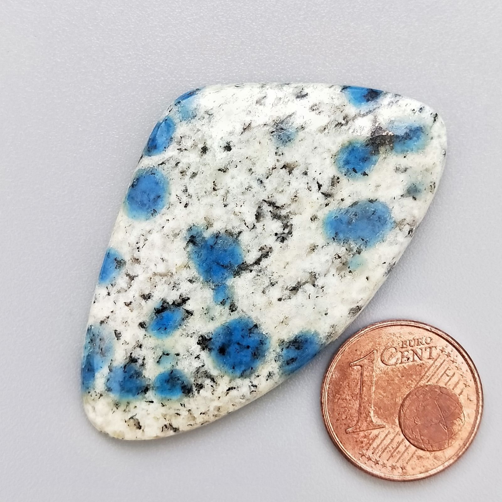 K2 'Raindrop Azurite' Naturale Forma Fantasia Piatto Cabochon Liscio Fatto a Mano 46X29mm 9,18gm 1pz