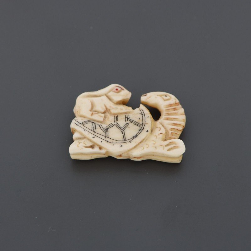 Componente osso beige forma tartaruga con lepre 24x35 mm 1pz