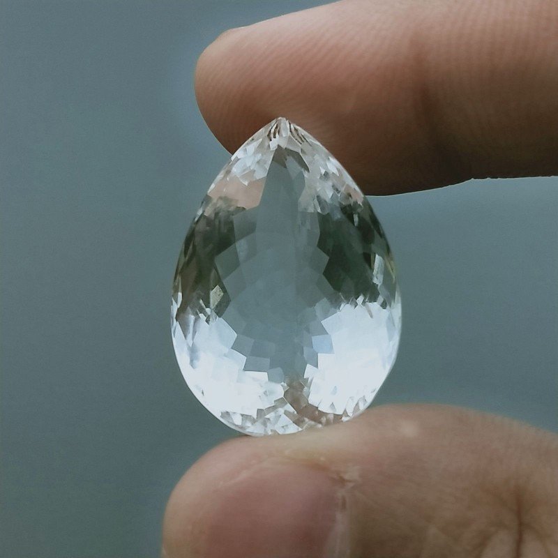 Cristallo Di Rocca Naturale Taglio Goccia Sfaccettata a Mano Gemma Sciolta 26X18X13mm 37,40 Carati 1pz