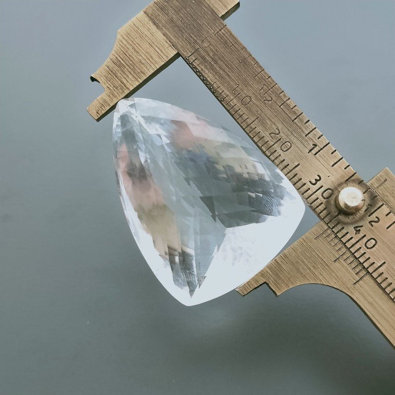 Cristallo Di Rocca Naturale Taglio Trillion Allungato Sfaccettata a Mano Gemma Sciolta 5X26X17mm 82,60 Carati 1pz