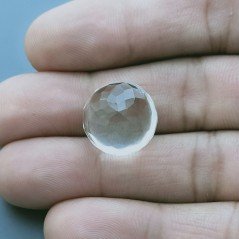 Gemma Sciolta di Cristallo di Rocca Naturale, Taglio Tondo Liscio e Sfaccettato a Mano, 15x15x11 mm, 16,30 ct Gemma Sciolta di Cristallo di Rocca Naturale, Taglio Tondo Liscio e Sfaccettato a Mano, 15x15x11 mm, 16,30 ct