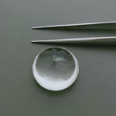 Gemma Sciolta di Cristallo di Rocca Naturale, Taglio Tondo Liscio e Sfaccettato a Mano, 18x18x12 mm, 23,50 ct Gemma Sciolta di Cristallo di Rocca Naturale, Taglio Tondo Liscio e Sfaccettato a Mano, 18x18x12 mm, 23,50 ct