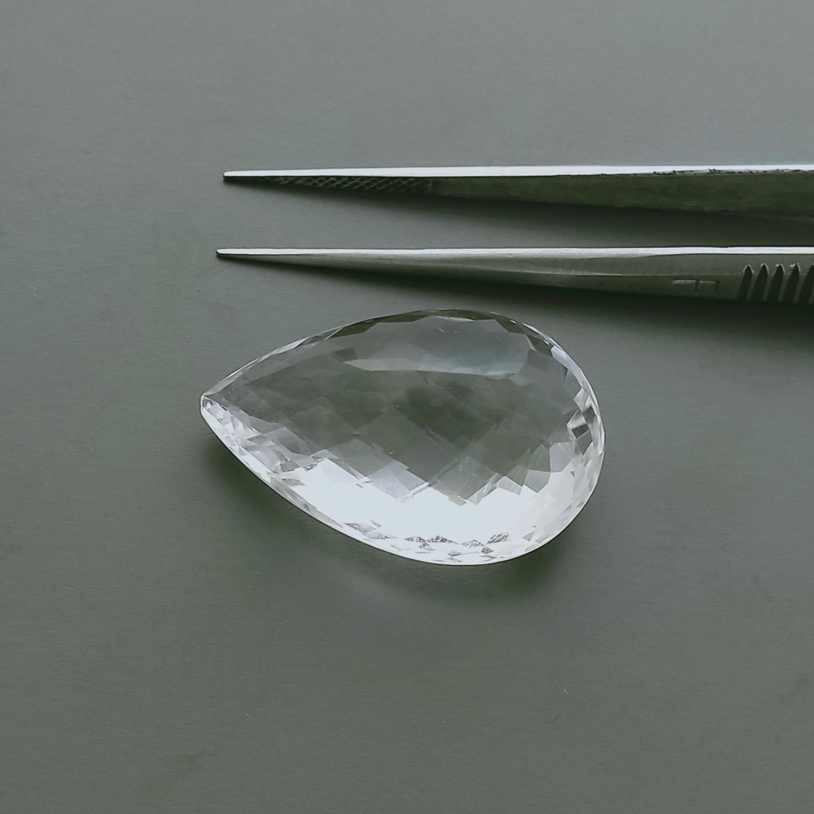 Cristallo Di Rocca Naturale Taglio Goccia Sfaccettata a Mano Gemma Sciolta 28X18X14mm 38,50 Carati 1pz