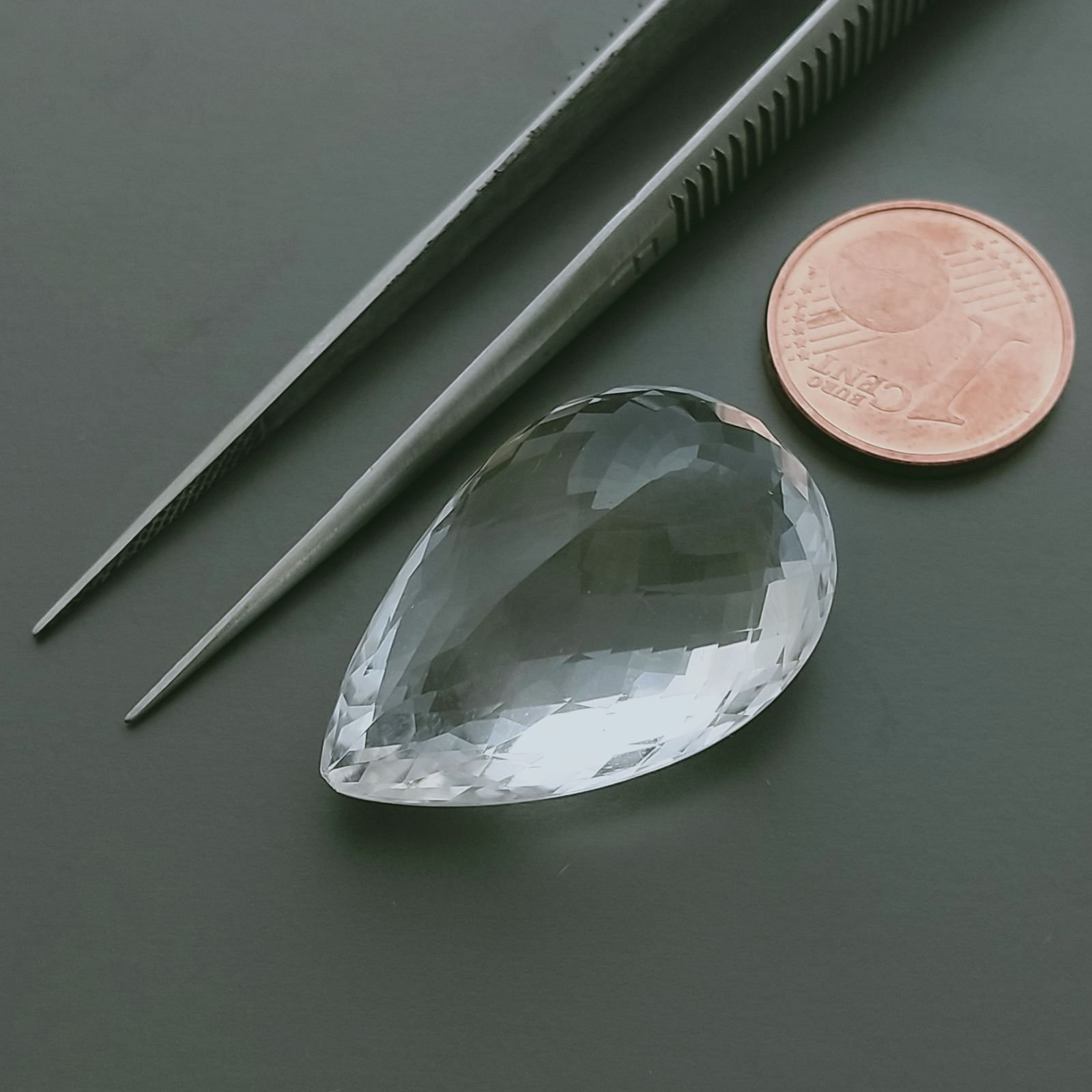 Cristallo Di Rocca Naturale Taglio Goccia Sfaccettata a Mano Gemma Sciolta 28X18X14mm 38,50 Carati 1pz