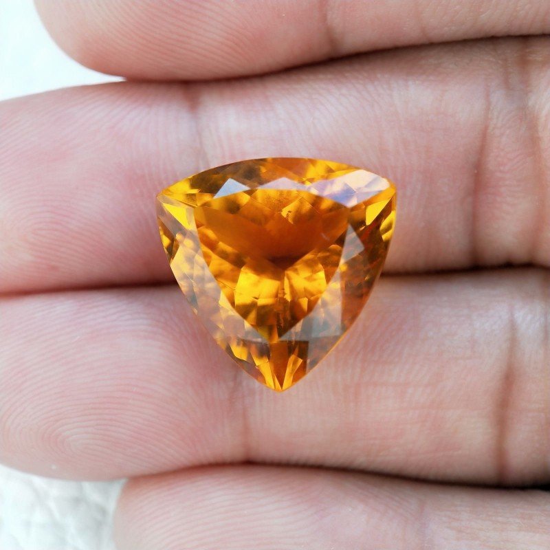 Gemma Sciolta di Topazio Citrino Idrotermale, Taglio Trillion Sfaccettato a Mano, 17x17x11 mm, 16,05 ct