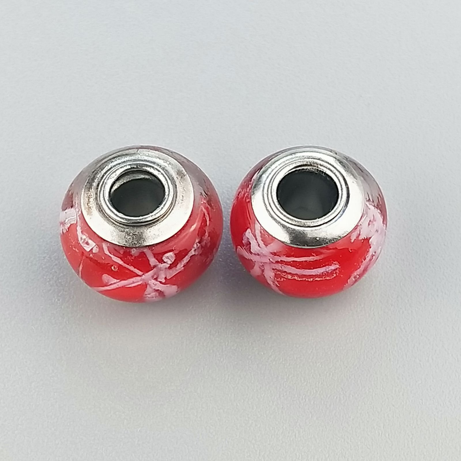Perlina foro largo rosso con lavoro bianco su di esso 13.5x8.5mm 1pz