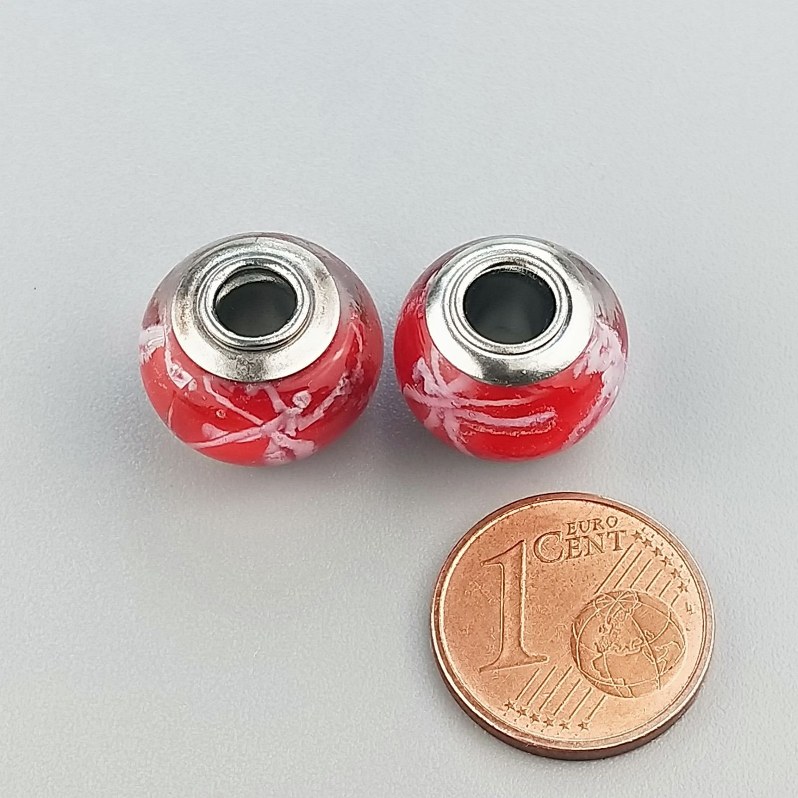 Perlina foro largo rosso con lavoro bianco su di esso 13.5x8.5mm 1pz