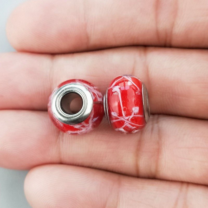 Perlina foro largo rosso con lavoro bianco su di esso 13.5x8.5mm 1pz
