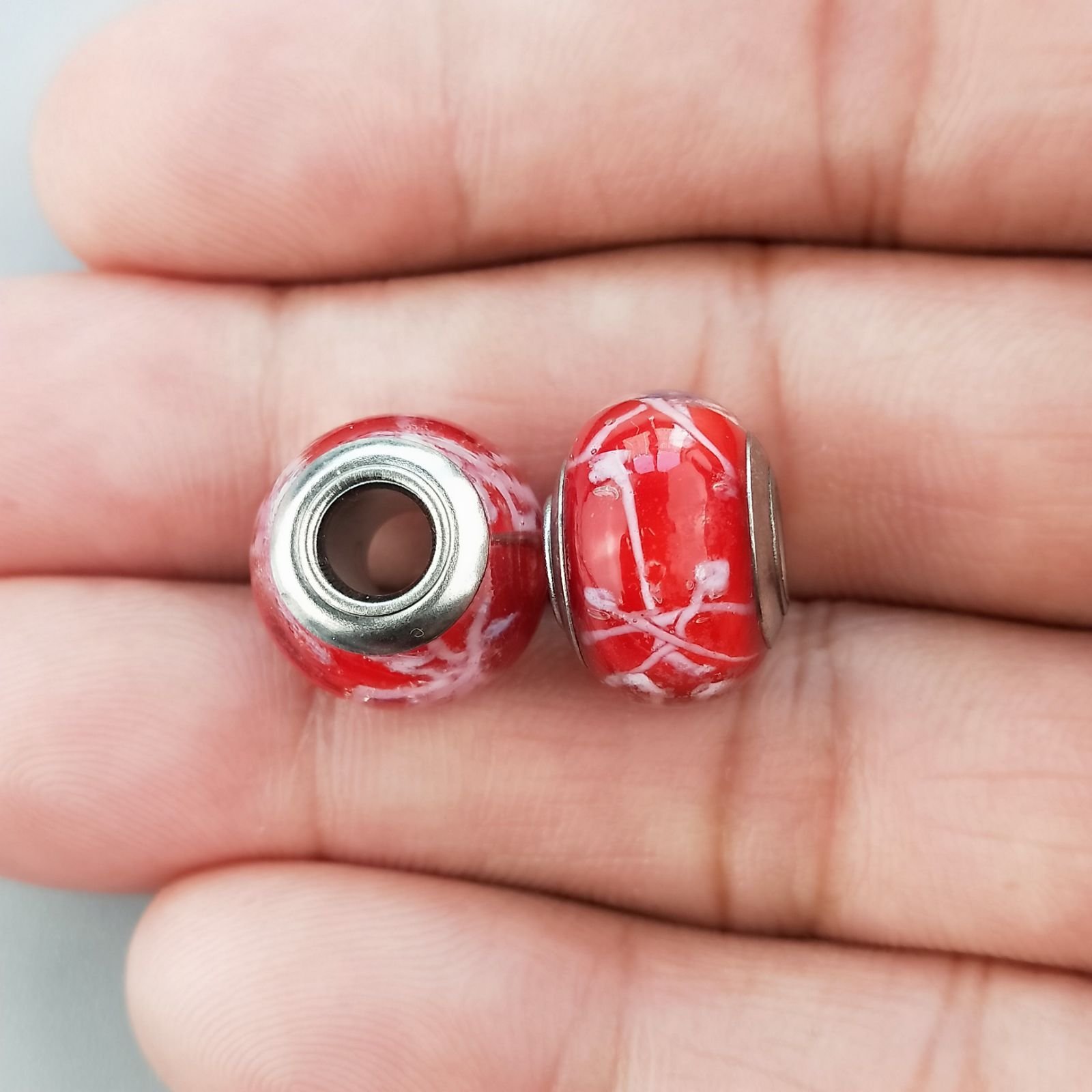 Perlina foro largo rosso con lavoro bianco su di esso 13.5x8.5mm 1pz