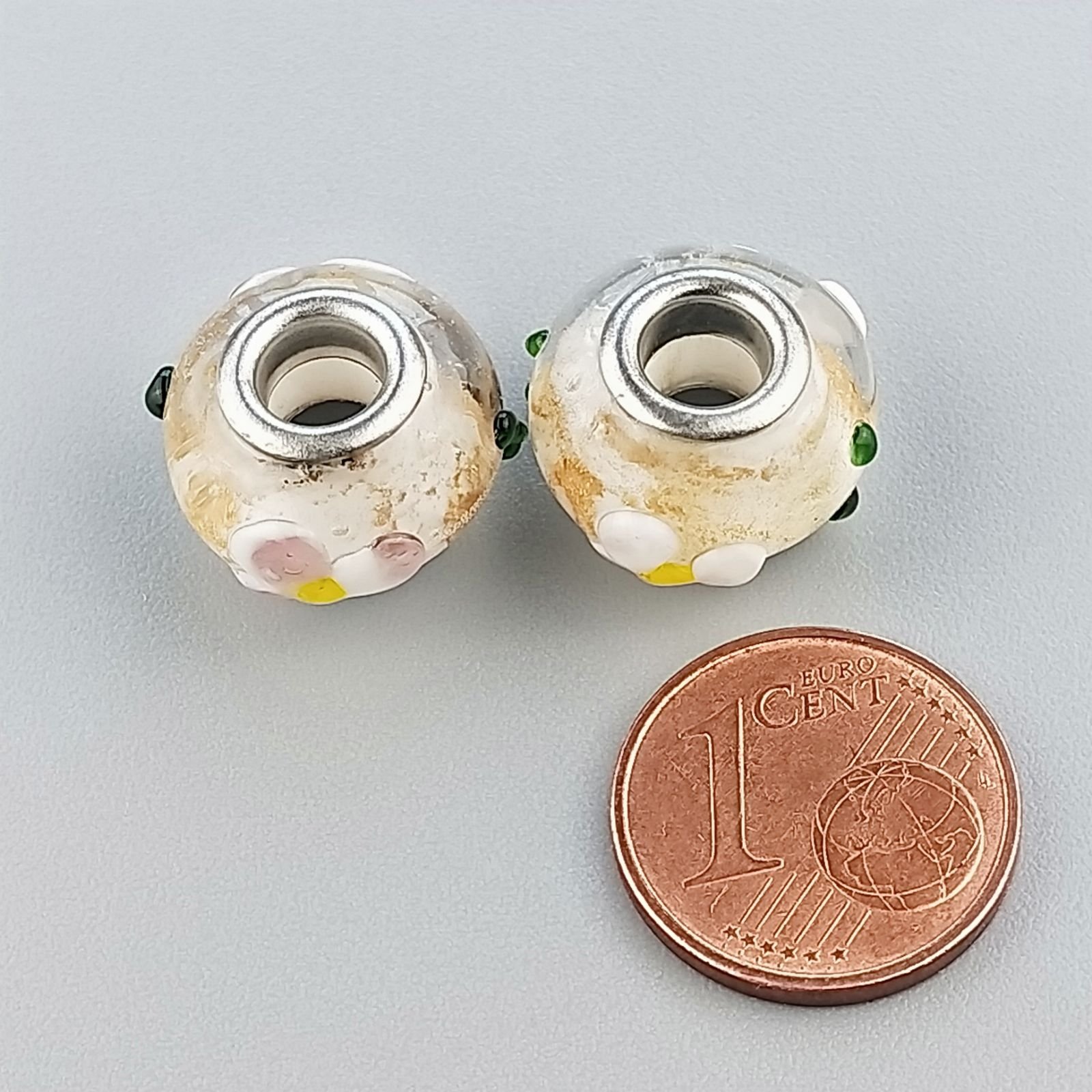 Perlina foro largo bianco con macchie dorate e puntini gialli verdi su di esso 13.5x8.5mm 1pz