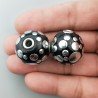 Perlina foro largo grande nero con cerchi d'argento di diverse dimensioni incisi 13.5x8.5mm 1pz