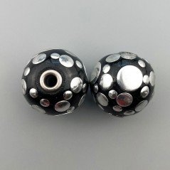 Perlina foro largo grande nero con cerchi d'argento di diverse dimensioni incisi 13.5x8.5mm 1pz Perlina foro largo grande nero con cerchi d'argento di diverse dimensioni incisi 13.5x8.5mm 1pz