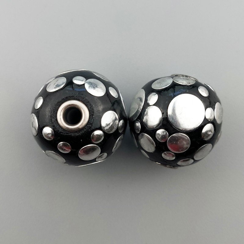 Perlina foro largo grande nero con cerchi d'argento di diverse dimensioni incisi 13.5x8.5mm 1pz Perlina foro largo grande nero con cerchi d'argento di diverse dimensioni incisi 13.5x8.5mm 1pz