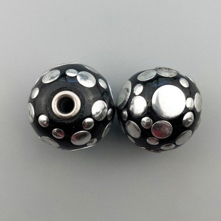 Perlina foro largo grande nero con cerchi d'argento di diverse dimensioni incisi 13.5x8.5mm 1pz