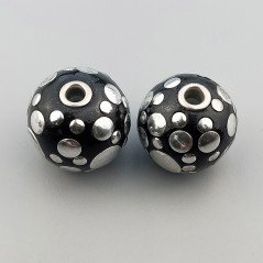 Perlina foro largo grande nero con cerchi d'argento di diverse dimensioni incisi 13.5x8.5mm 1pz Perlina foro largo grande nero con cerchi d'argento di diverse dimensioni incisi 13.5x8.5mm 1pz