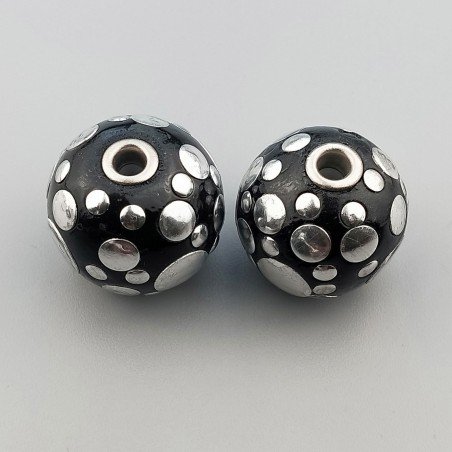 Perlina foro largo grande nero con cerchi d'argento di diverse dimensioni incisi 13.5x8.5mm 1pz