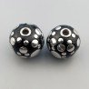 Perlina foro largo grande nero con cerchi d'argento di diverse dimensioni incisi 13.5x8.5mm 1pz