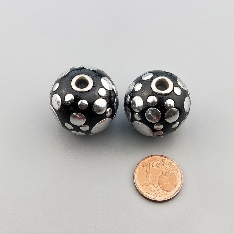Perlina foro largo grande nero con cerchi d'argento di diverse dimensioni incisi 13.5x8.5mm 1pz Perlina foro largo grande nero con cerchi d'argento di diverse dimensioni incisi 13.5x8.5mm 1pz