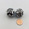 Perlina foro largo grande nero con cerchi d'argento di diverse dimensioni incisi 13.5x8.5mm 1pz