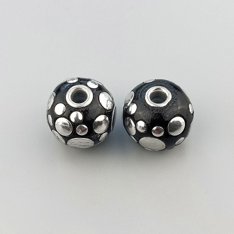 Perlina foro largo nero con cerchi d'argento di diverse dimensioni incisi 13.5x8.5mm 1pz
