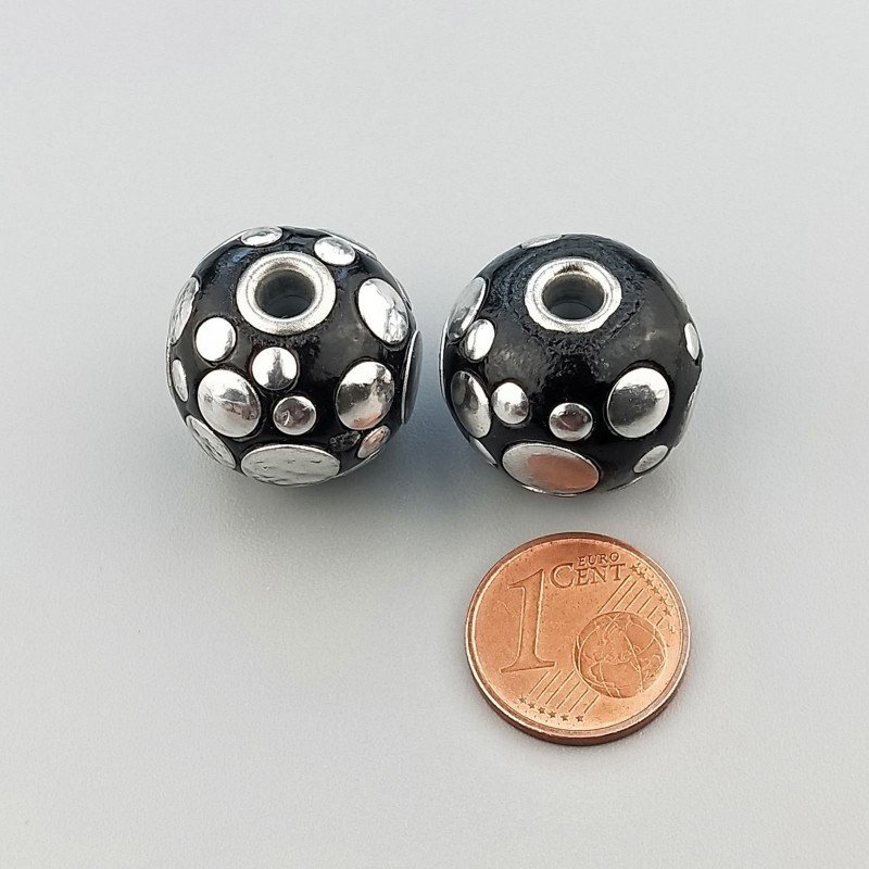 Perlina foro largo nero con cerchi d'argento di diverse dimensioni incisi 13.5x8.5mm 1pz