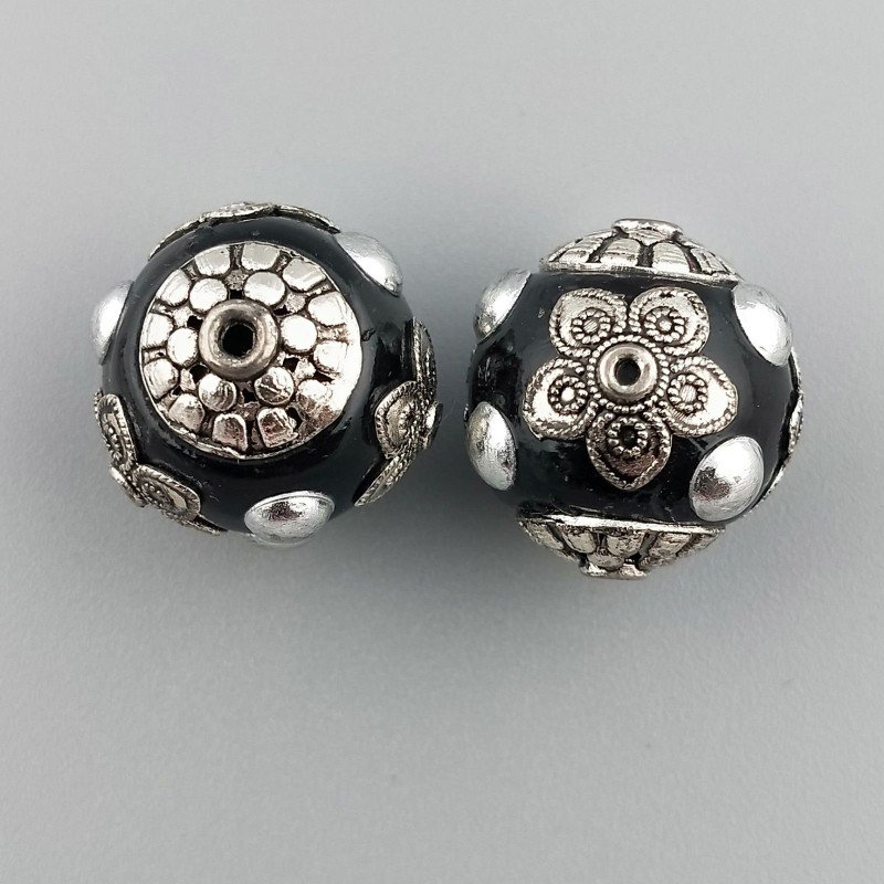 Perlina foro largo nero con fiori d'argento e cerchi fissi su di esso 13.5x8.5mm 1pz