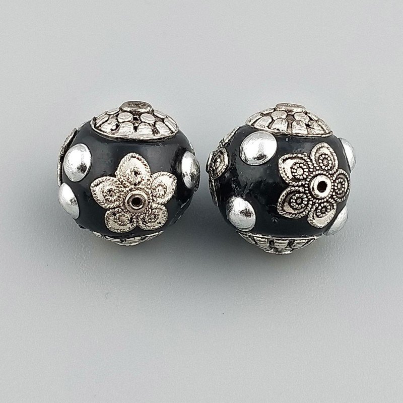 Perlina foro largo nero con fiori d'argento e cerchi fissi su di esso 13.5x8.5mm 1pz