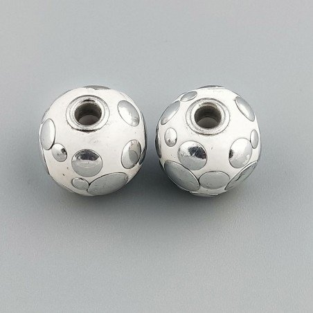 Perlina foro largo bianco con cerchi d'argento su di esso 13.5x8.5mm 1pz