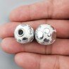 Perlina foro largo bianco con cerchi d'argento su di esso 13.5x8.5mm 1pz