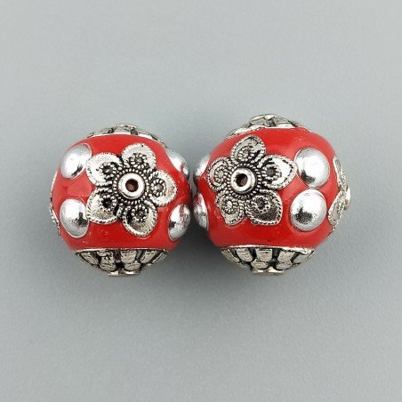 Perlina foro largo rosso con fiore d'argento intarsiato su di esso 13.5x8.5mm 1pz
