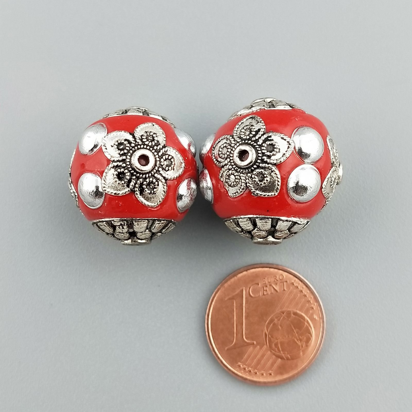 Perlina foro largo rosso con fiore d'argento intarsiato su di esso 13.5x8.5mm 1pz