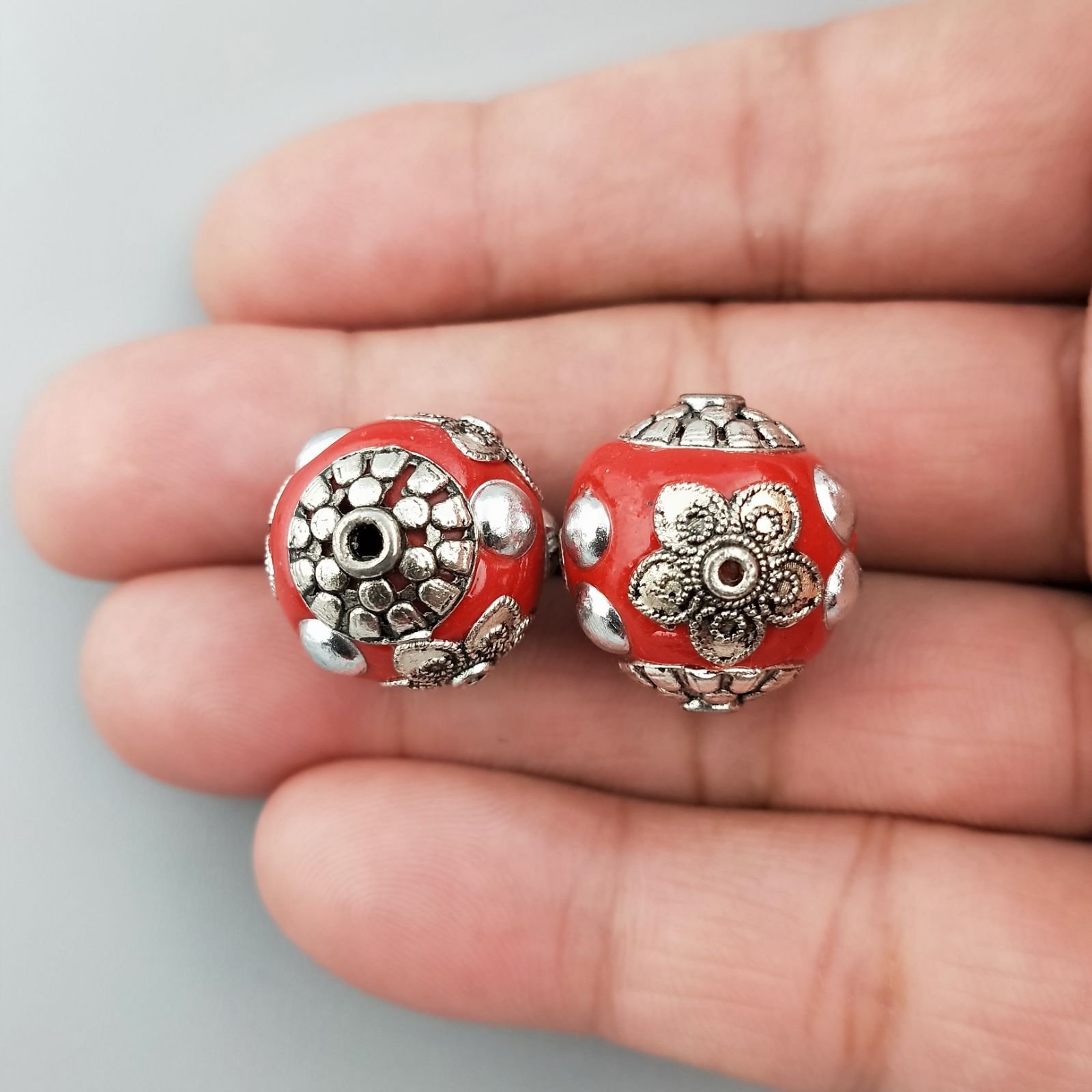 Perlina foro largo rosso con fiore d'argento intarsiato su di esso 13.5x8.5mm 1pz