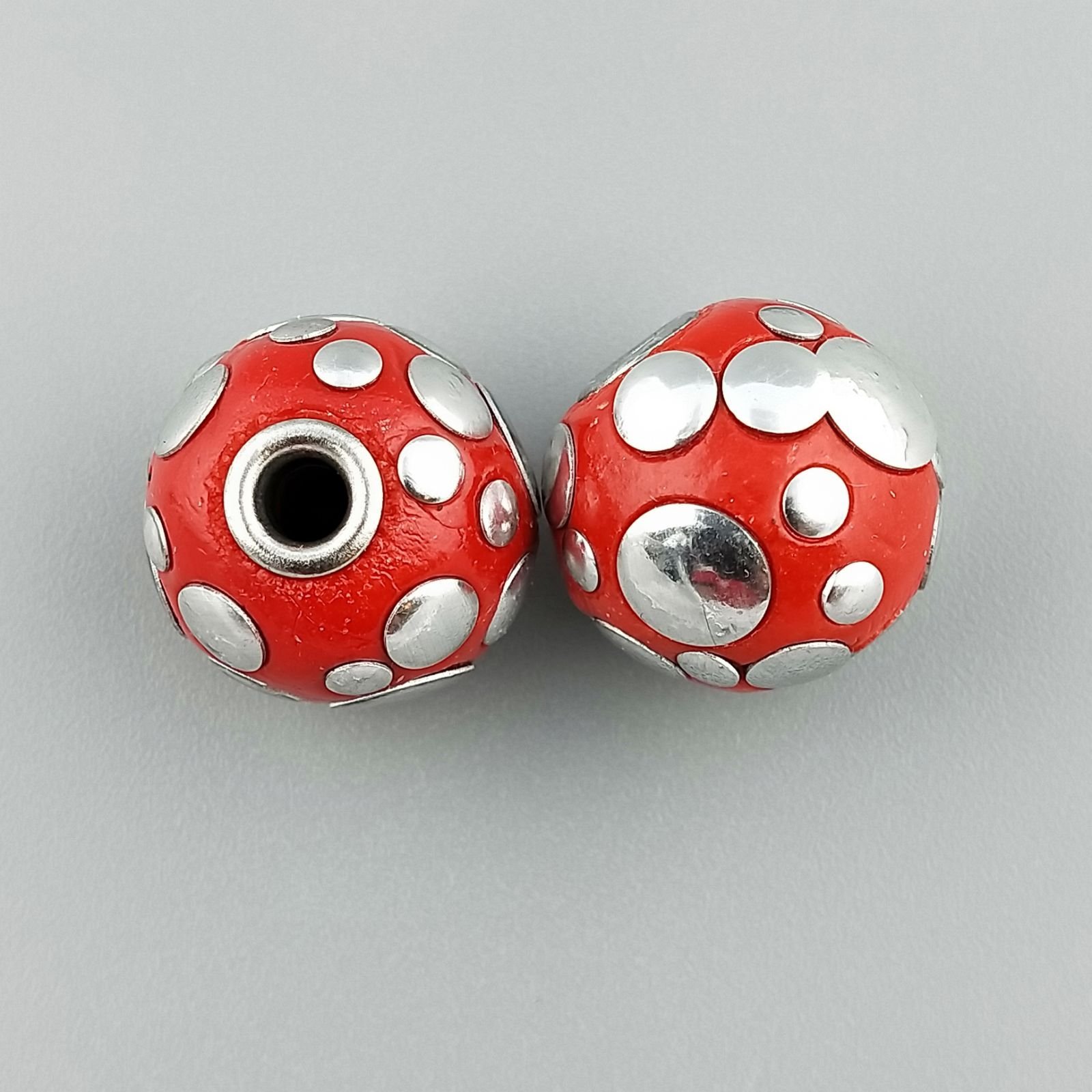 Perlina foro largo rosso con cerchi d'argento su di esso 13.5x8.5mm 1pz