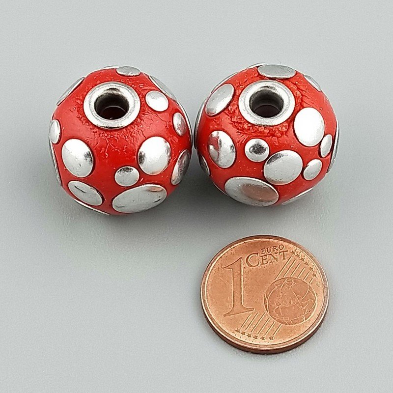 Perlina foro largo rosso con cerchi d'argento su di esso 13.5x8.5mm 1pz