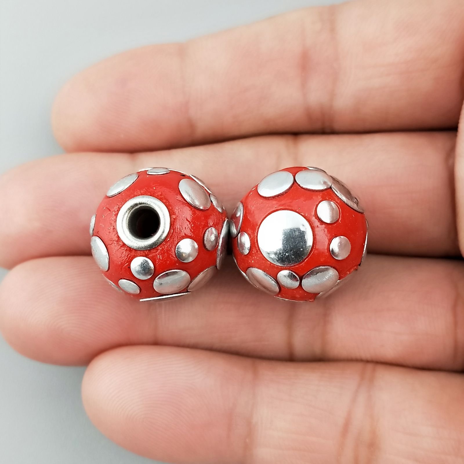 Perlina foro largo rosso con cerchi d'argento su di esso 13.5x8.5mm 1pz
