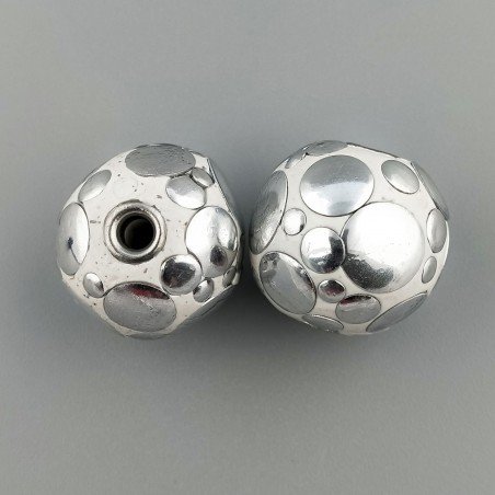 Perlina foro largo grande bianco sporco con cerchi d'argento su di esso 13.5x8.5mm 1pz