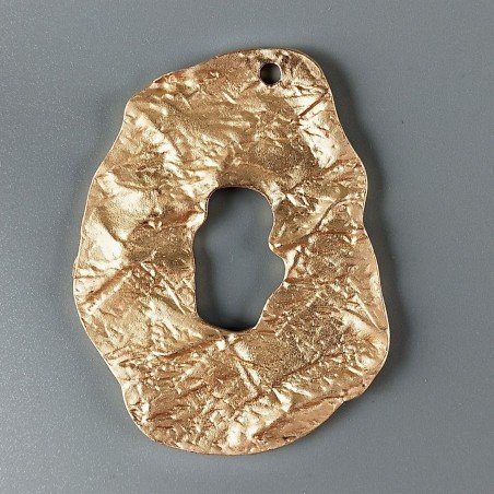 Ciondolo In Zama Opaco Forma Fantasia Martellato 60mm-Dorato 1pz