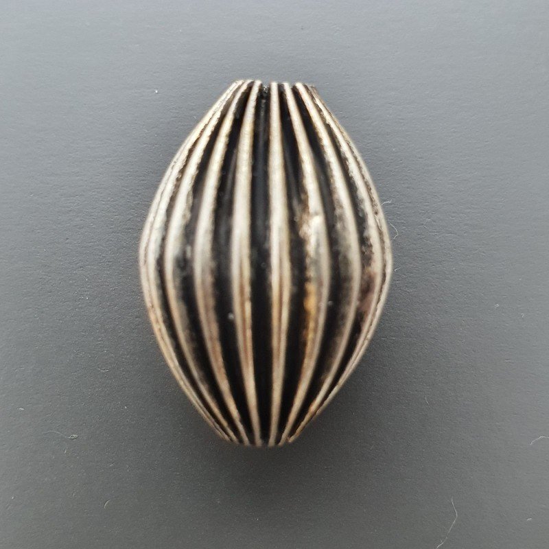 Distanziatore In Ottone Forma Ovale Lavorato A Spirale Ossidato 17X24mm - Argentato 1pz
