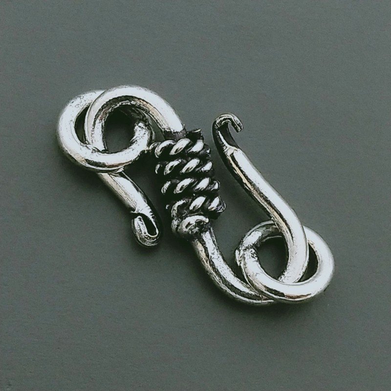 Chiusura In Ottone Forma S Lavorato Filigrana Ethnico Ossidato 18mm-Argentato 4pz