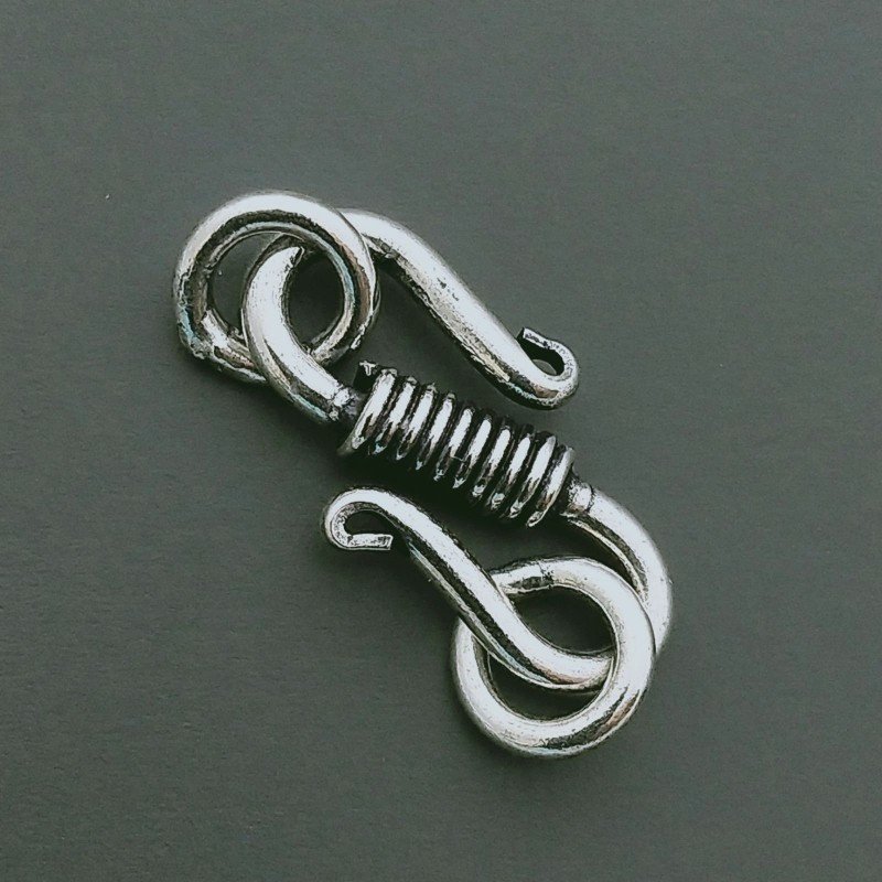 Chiusura In Ottone Forma S Lavorato Ethnico Ossidato 18mm-Argentato 4pz