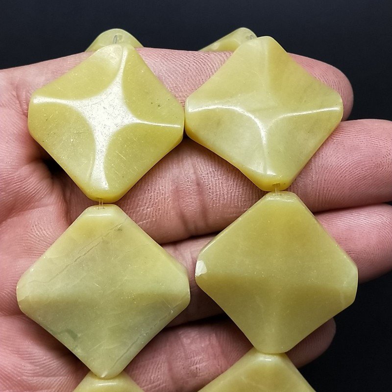 Giada Oliva Naturale in Perline Forma Rombo Piatto Liscio Lavorato Foro Diagonale 32mm