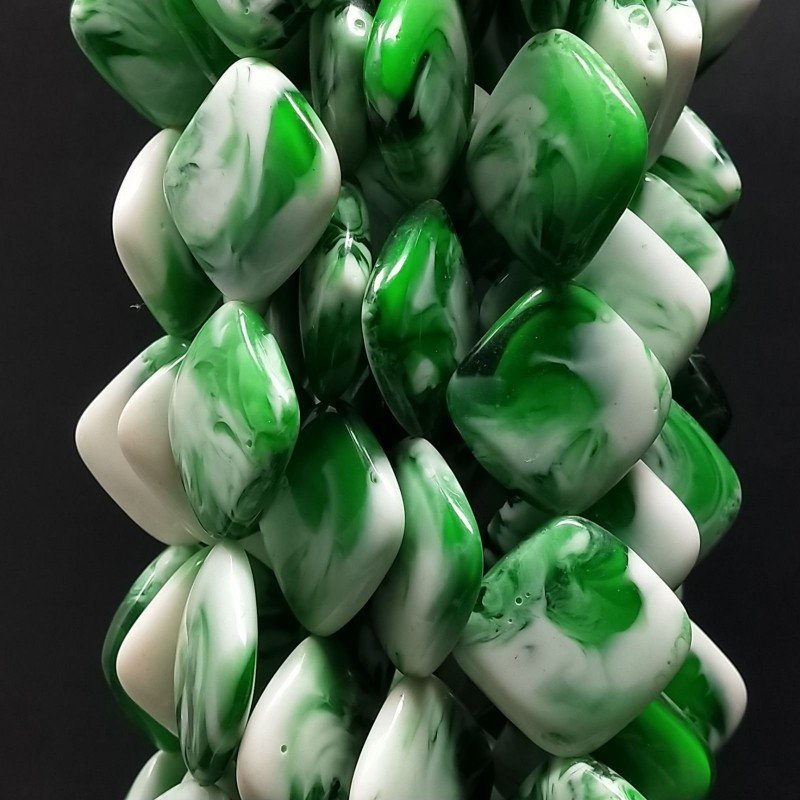 Resina Ambra Verde in Perline Forma Rombo Piatto Elicoidale Liscio Foro Diagonale 25mm