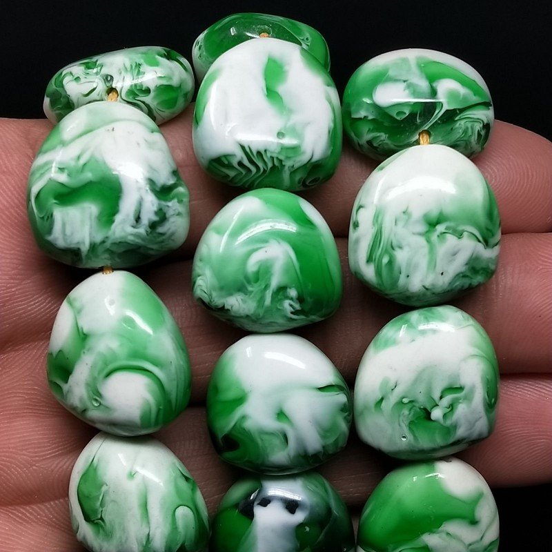 Resina Ambra Verde in Perline Forma Triangolo Piatto Liscio Foro Passante 18x19mm