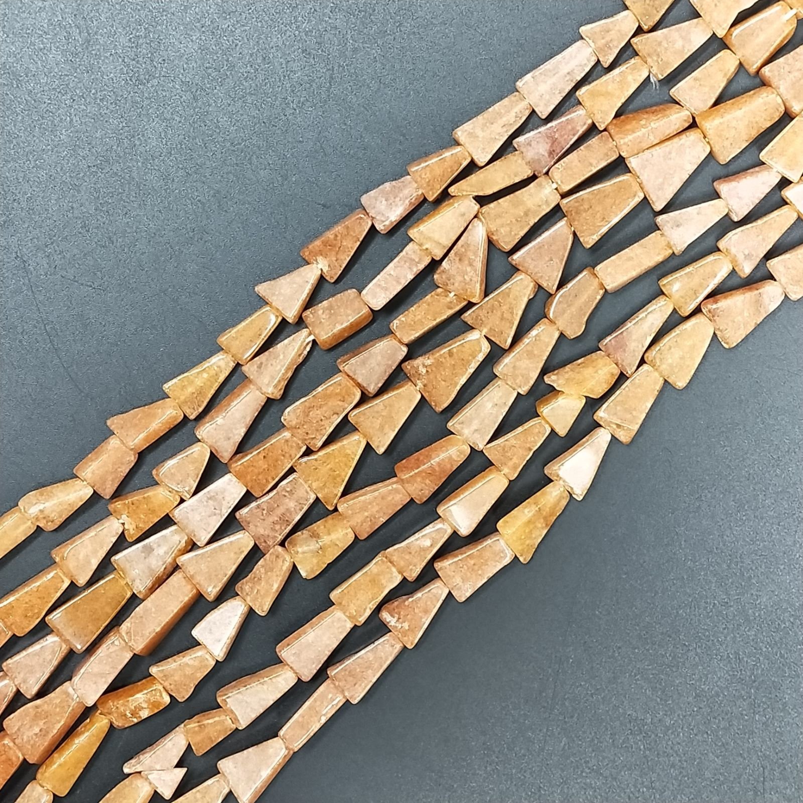 Avventurina Arancio Naturale in Perline Forma Triangolo Piatto Liscio Foro Passante Irregolare