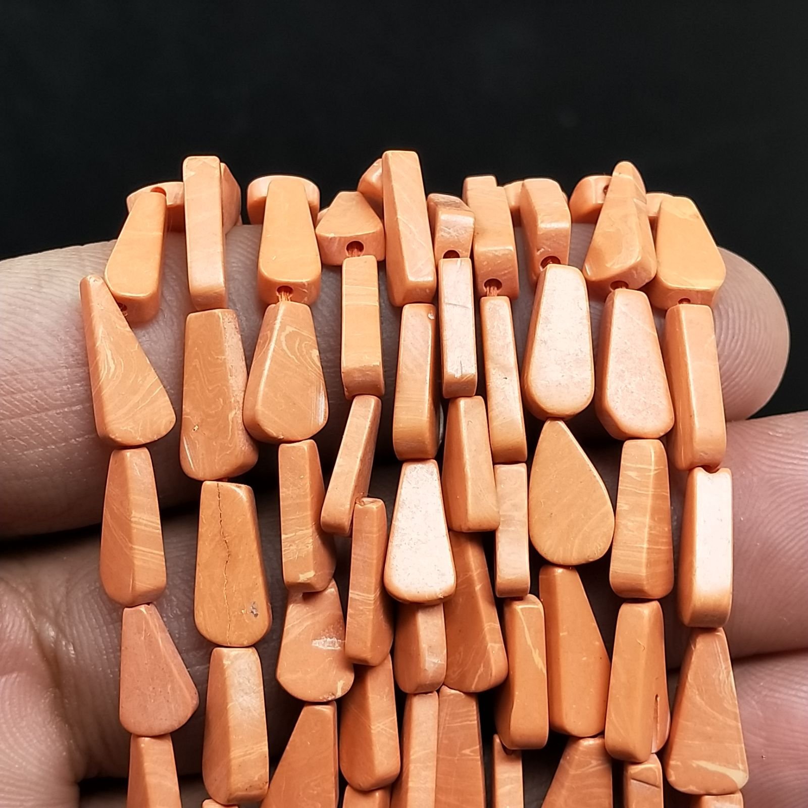 Pasta di Corallo in Perline Forma Triangolo Piatto Liscio Foro Passante Irregolare