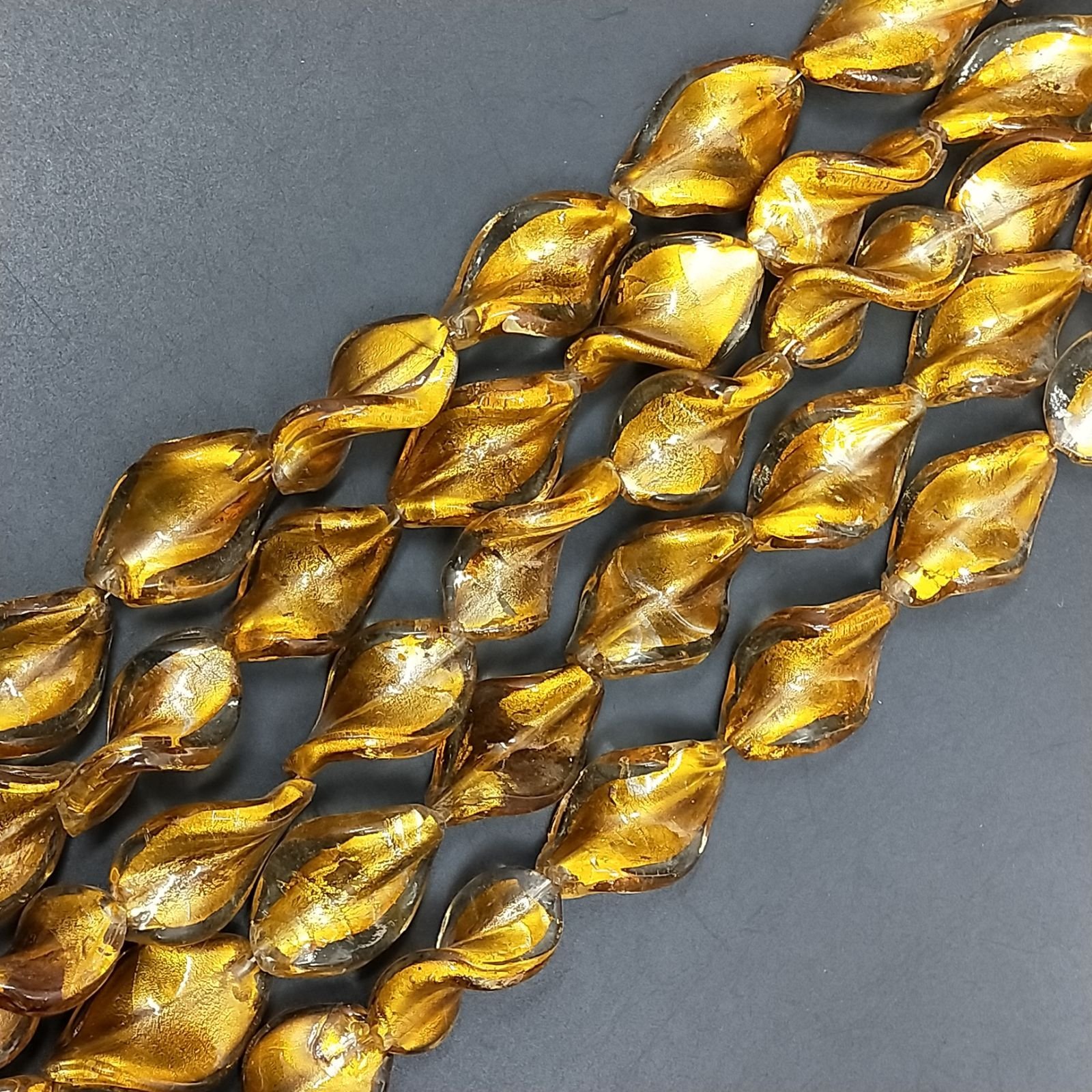 Perline in Vetro Stile Murano Twist Giallo Oro 29X19mm Liscio Foro Passante