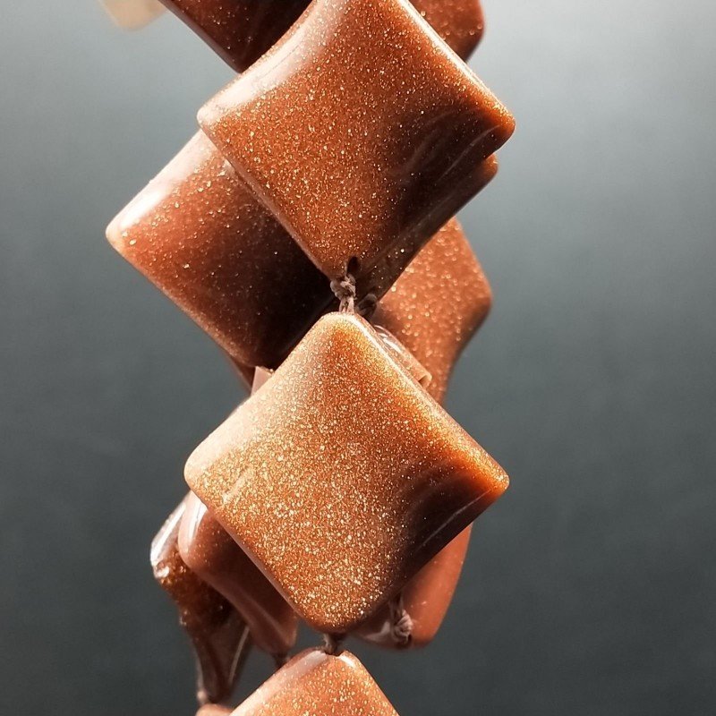 Pasta di Pietra Del Sole in Perline Forma Rombo Piatto Elicoidale Liscio Foro Diagonale 28mm